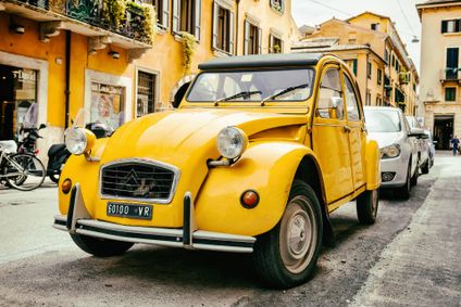 voiture jaune